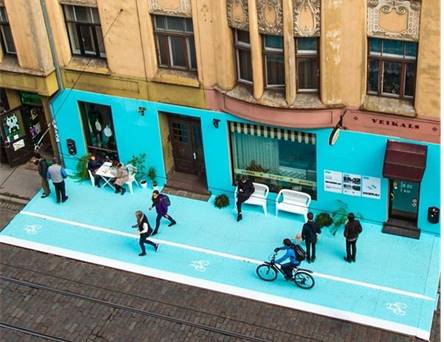 Photo d'un magasin bleu dans une ville