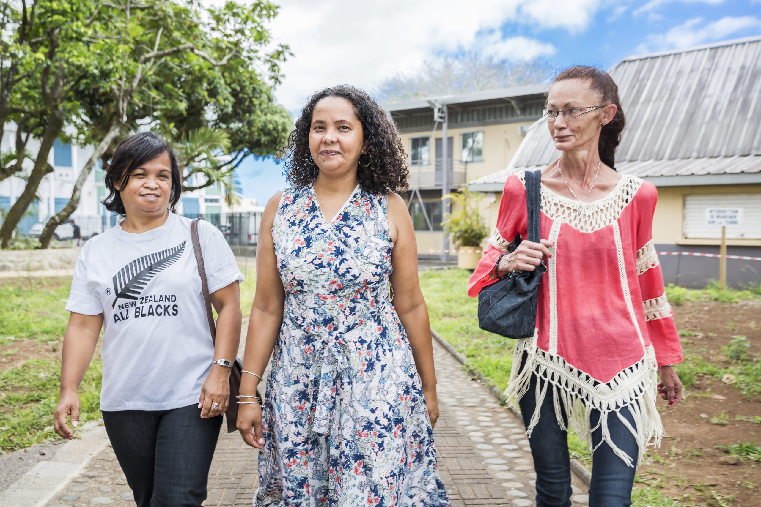 Trois habitantes dans les rues de Saint-André